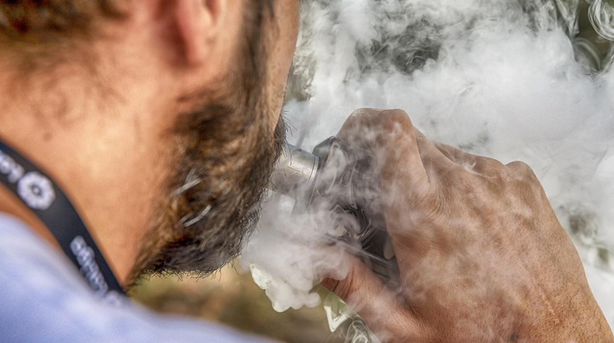 Imagen de archivo de un hombre vapeando