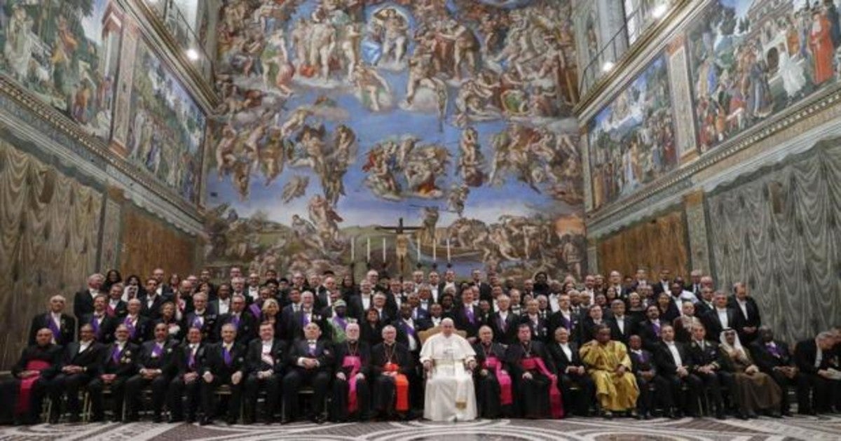 El Papa Francisco junto al cuerpo diplomáticoen la Capilla Sixtina