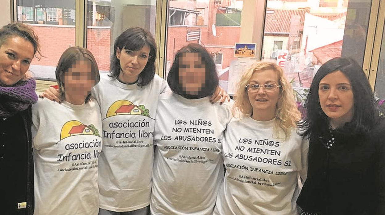 María Sevilla, con cabello claro, posa con otras socias de Infancia Libre