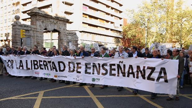 El PP anuncia una ofensiva política y legal contra la amenaza del Gobierno a la concertada