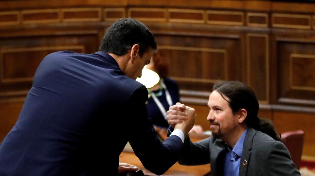 Pablo Iglesias saluda a Pedro Sánchez en la sesión de investidura de este martes