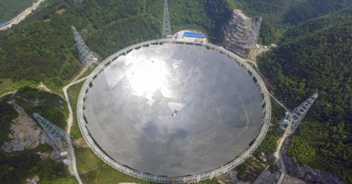 Telescopio Esférico con Apertura de 500 metros (FAST) durante su construcción en el remoto condado de Pingtang, en la provincia china de Guizhou