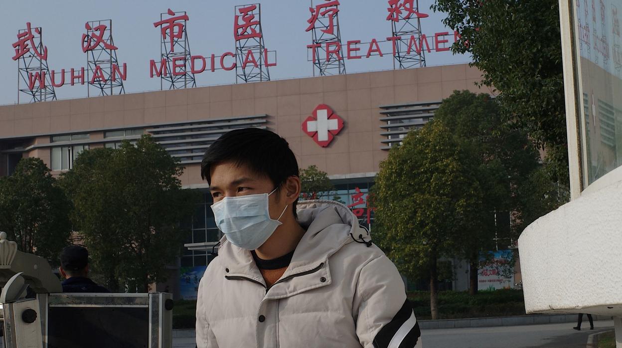 Un hombre con mascarilla abandona un centro médico de Wuhan (China)