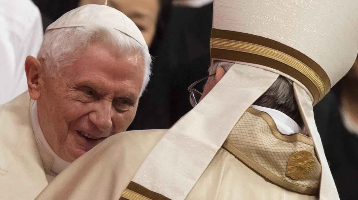 El papa Franciso saluda al Benedicto XVI en la basílica de San Pedro del Vaticano en 2015