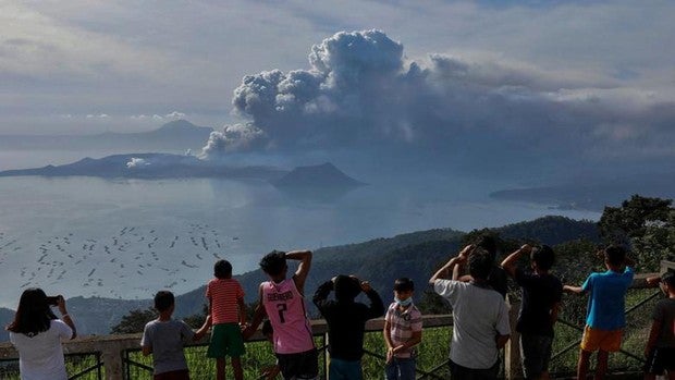 Filipinas mantiene la alerta por el volcán Taal que ya ha desplazado a más de 30.000 personas