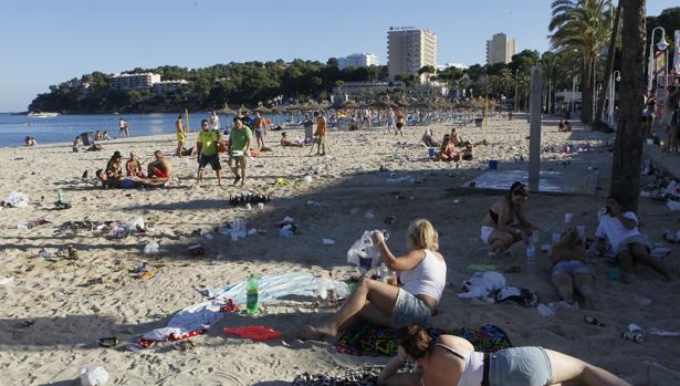 Baleares prohíbe el turismo de borrachera en zonas de ocio y expulsará a quien haga «balconing»