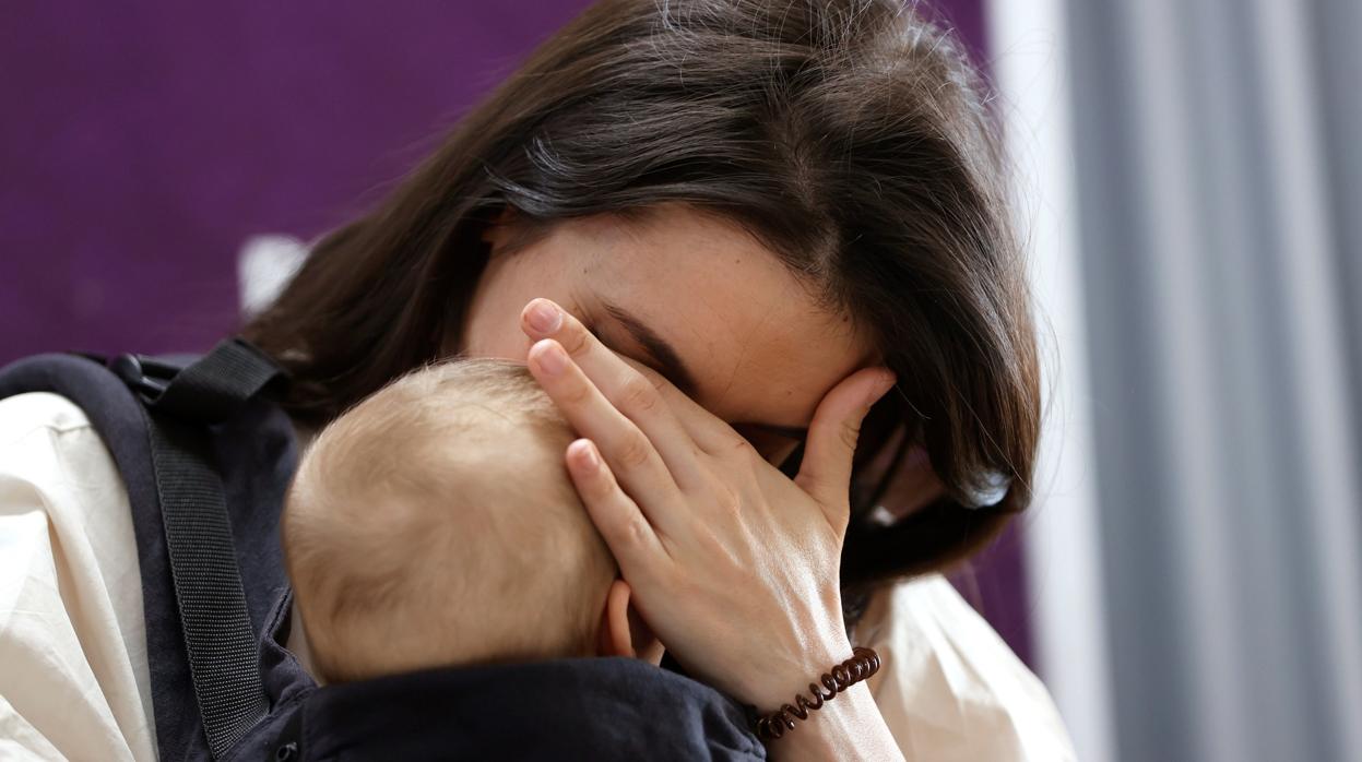 La titular de Igualdad, Irene Montero, con su hija pequeña, Aitana, en el Consejo ciudadano de su partido, Unidas Podemos, el pasado viernes