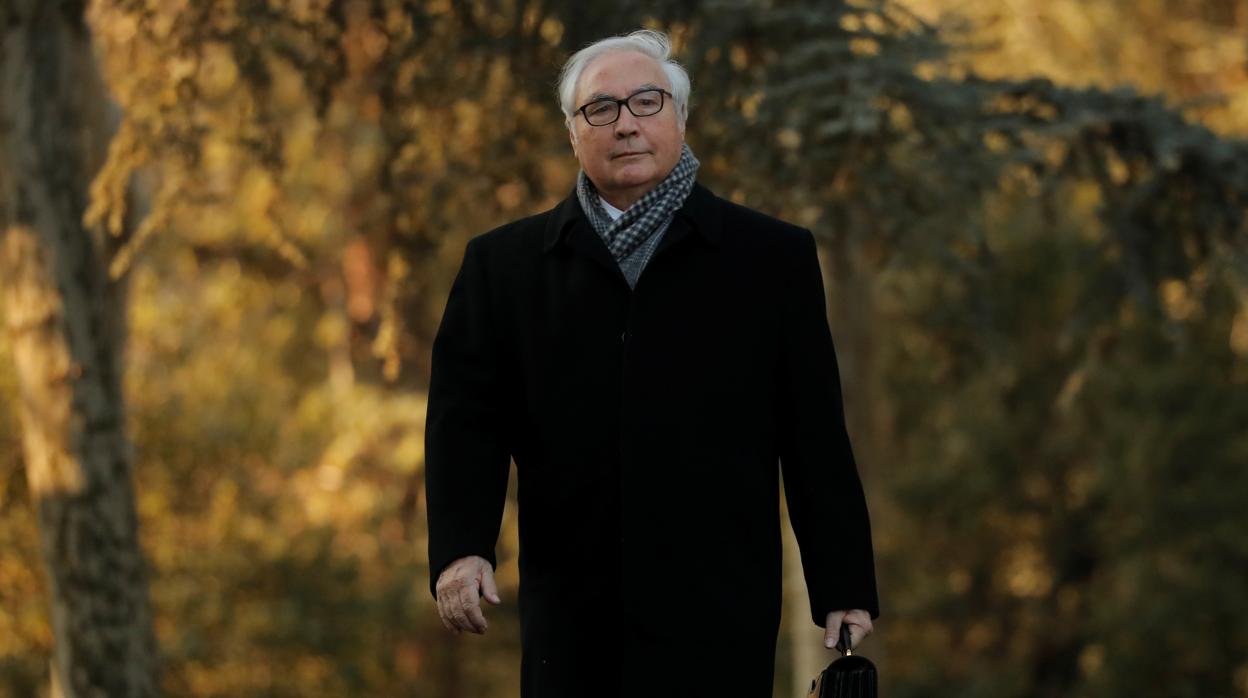 Manuel Castells, en su primer consejo de ministros del nuevo gobierno de coalición