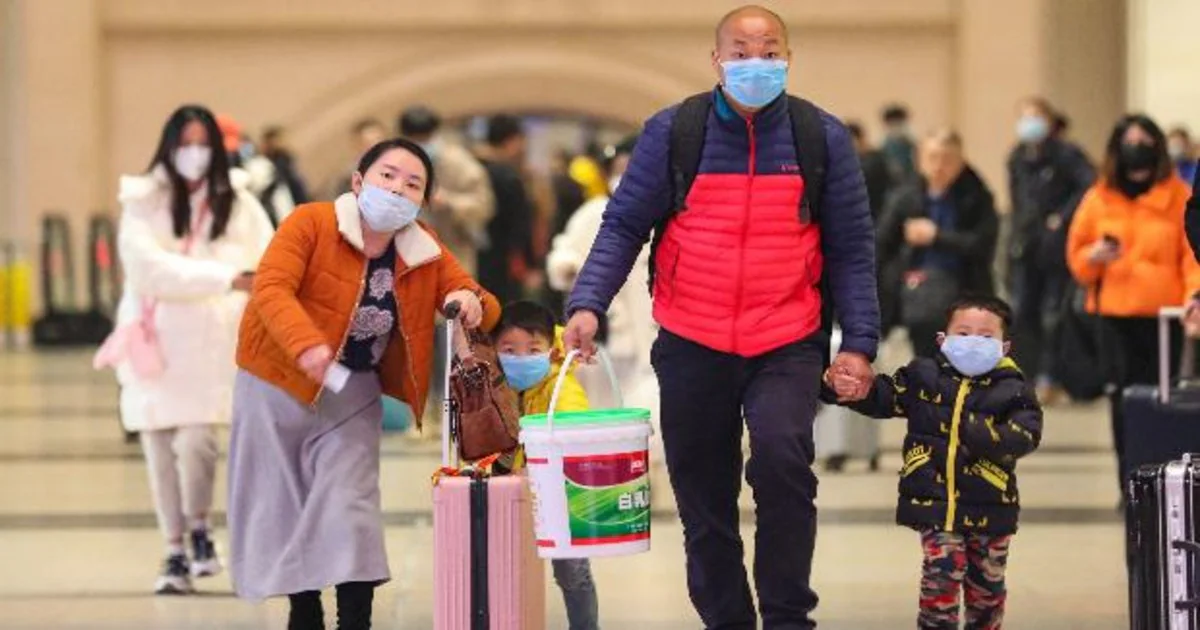 Pasajeros levan mascarillas en el aeropuerto de Wuhan