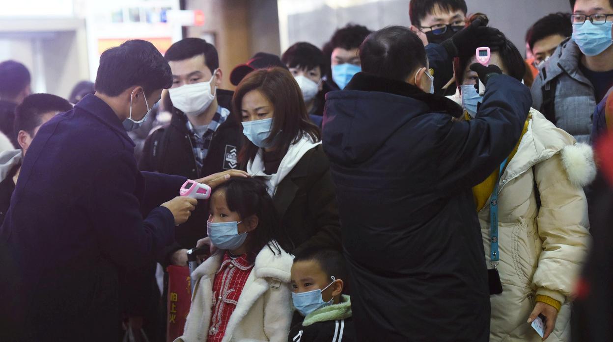 Varias personas con mascarillas para protegerse del contagio del coronavirus