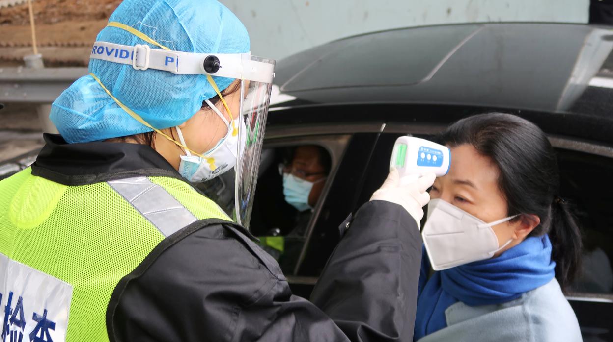 Fuerzas de seguridad, realizando controles de temperatura en Hubei