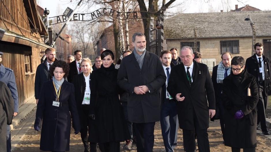 Los Reyes visitan el campo de exterminio de Auschwitz