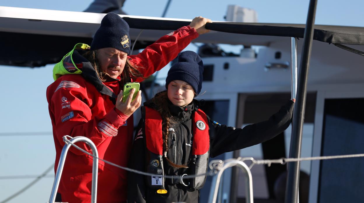 La activista climática Greta Thunberg junto a su padre a su llegada a Lisboa