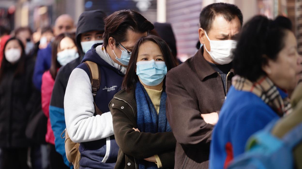 La población de China se protege del coronavirus portando mascarillas