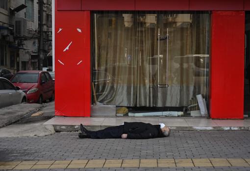 La terrible imagen del coronavirus en China: un hombre yace muerto en Wuhan, foco de la epidemia