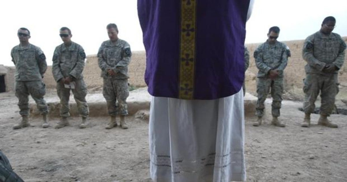 Un sacerdote celebra misa en Badula Qulp (Afganistán)