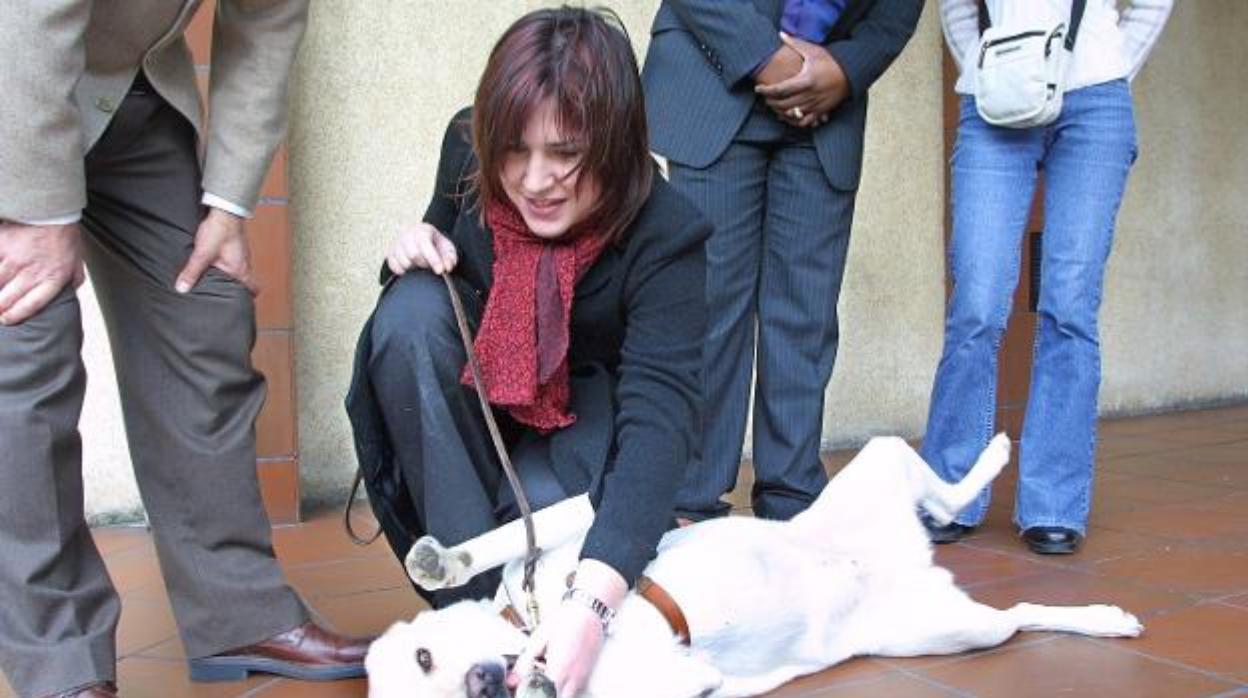 Cristina Fanjul, en una imagen de 2004, con su perro guía