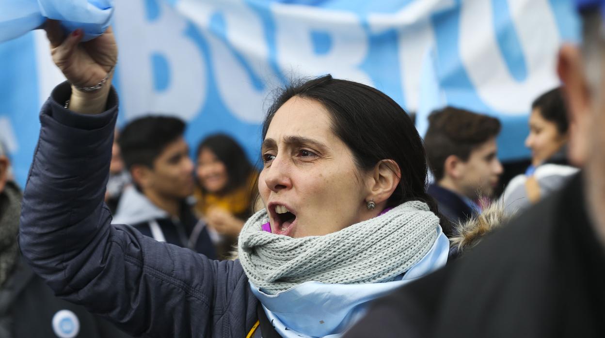Centenares de personas contrarias a la ley del aborto se manifiestan en el exterior del Senado en Buenos Aires (Argentina), en agosto de 2018