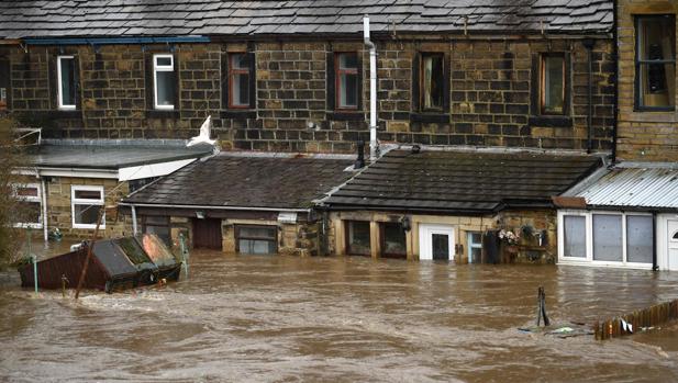 La «tormenta del siglo» barre el noroeste de Europa y causa graves inundaciones