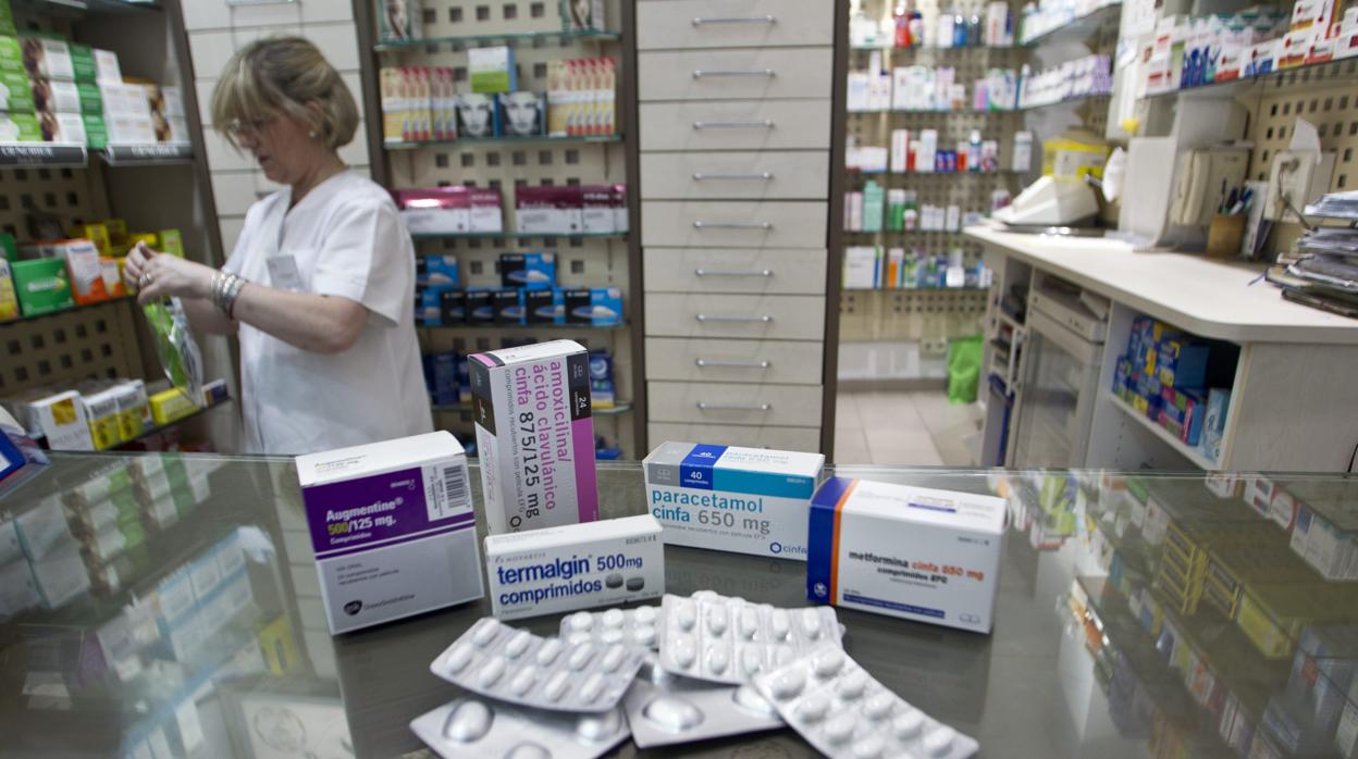 Imagen de archivo de medicamentos en una farmacia de Madrid