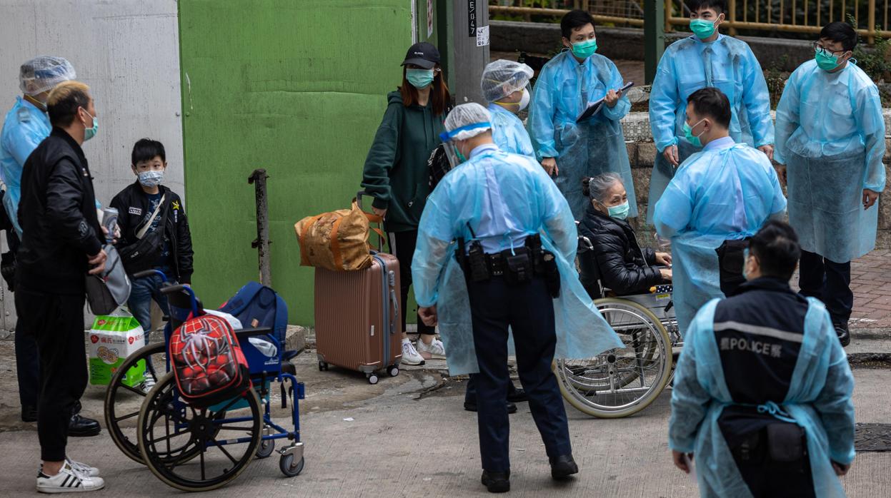 Evacuación de los vecinos del edificio tras haber dos casos de coronavirus