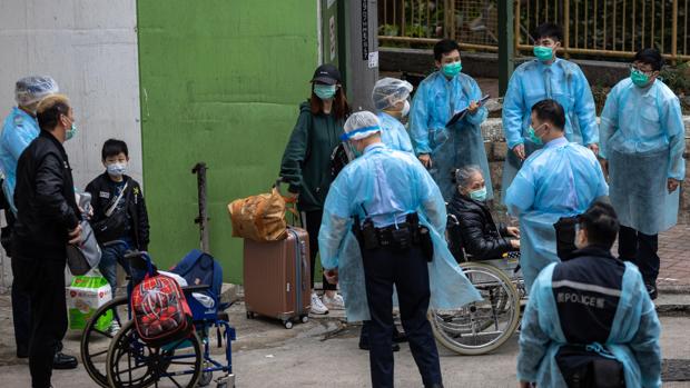 Evacúan a todos los vecinos de un edificio de Hong Kong por dos casos de coronavirus