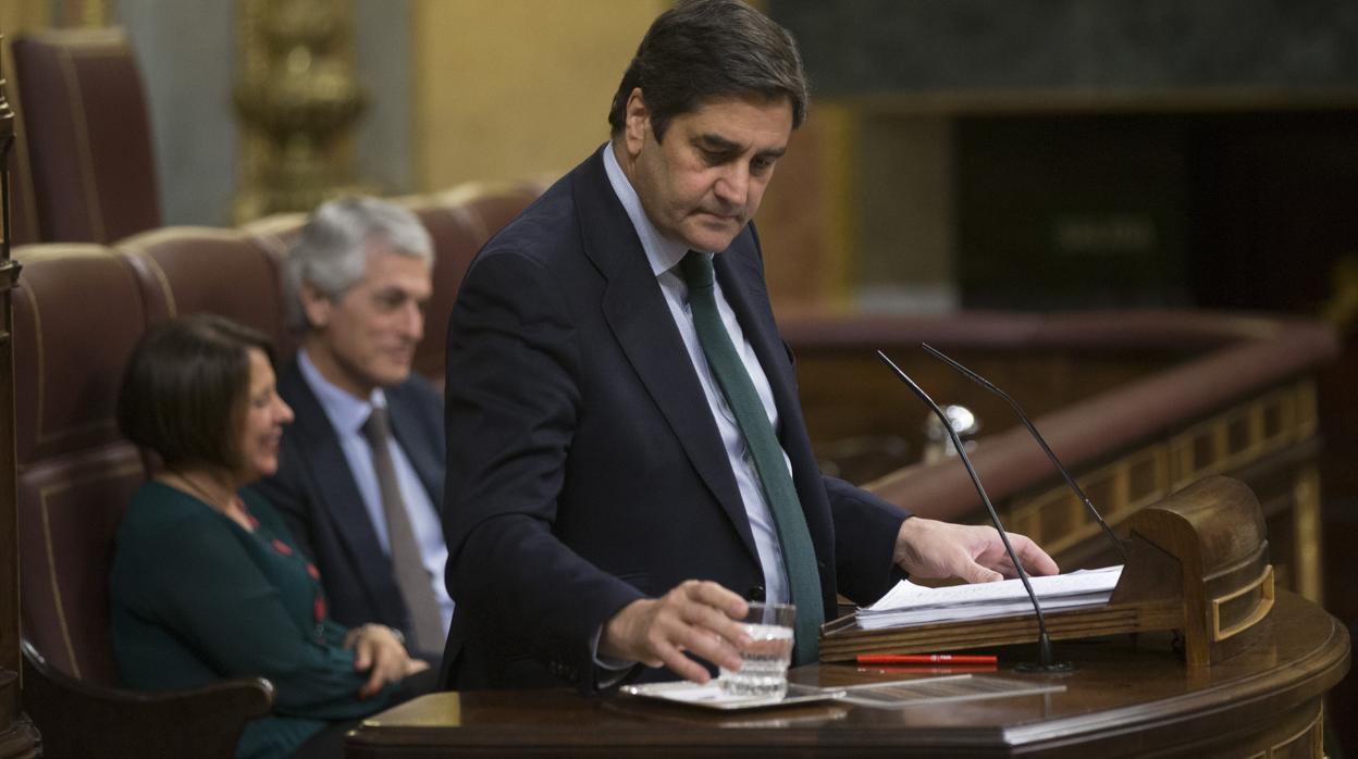 José Ignacio Echániz, médico y político del PP, en el Congreso criticando la ley de eutanasia del PSOe