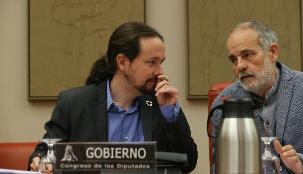 Iglesias se compromete a aprobar un ingreso mínimo garantizado y a reducir en un 75 por ciento la lista a la dependencia