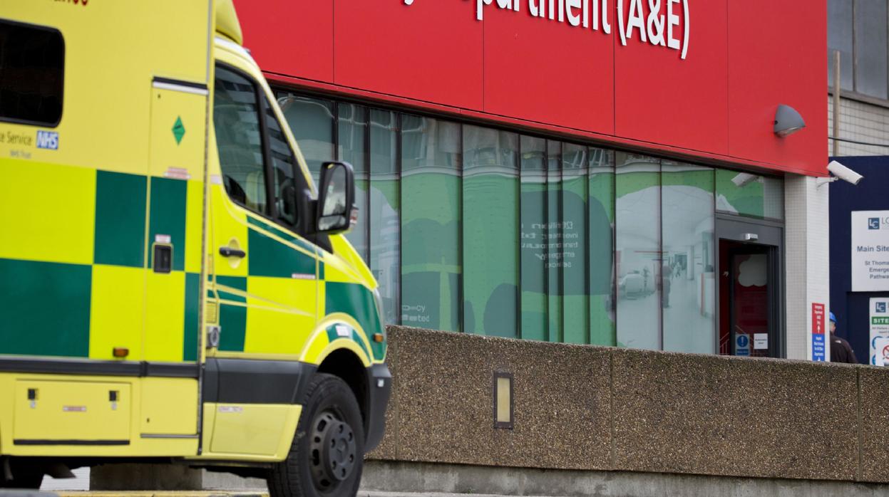 Imagen de archivo de una ambulancia en Londres