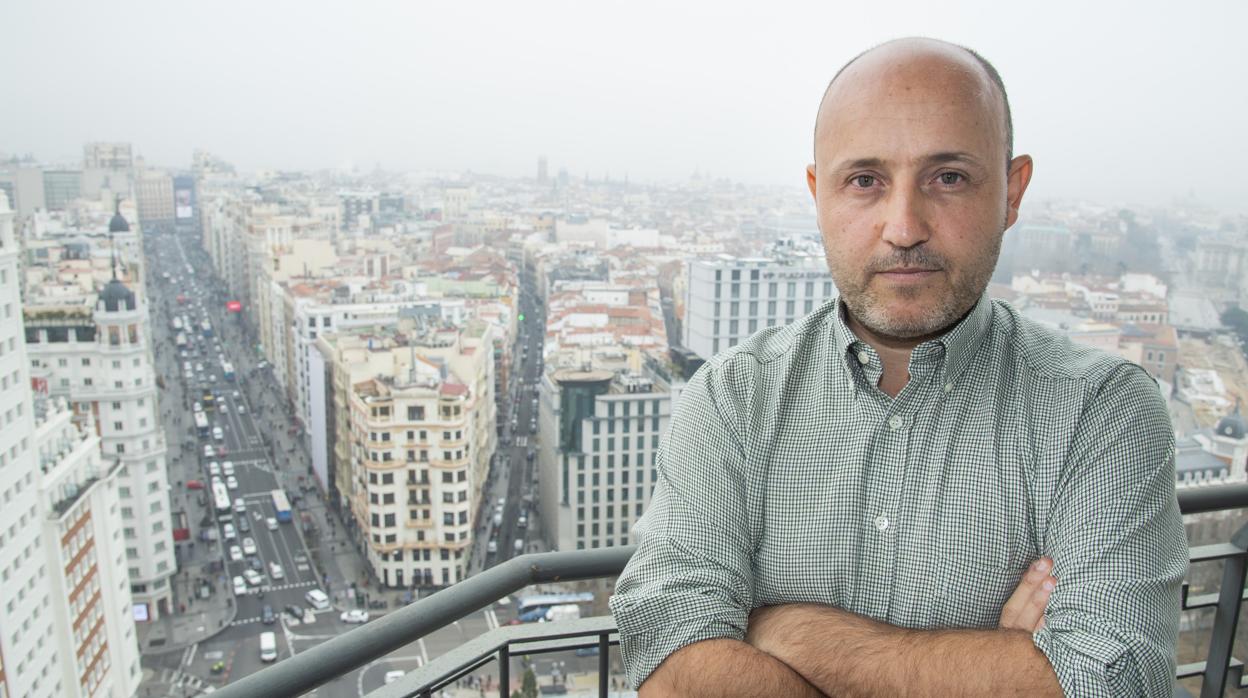 Álvaro Ramos, empresario y sacerdote, en la Plaza de España de su Madrid natal