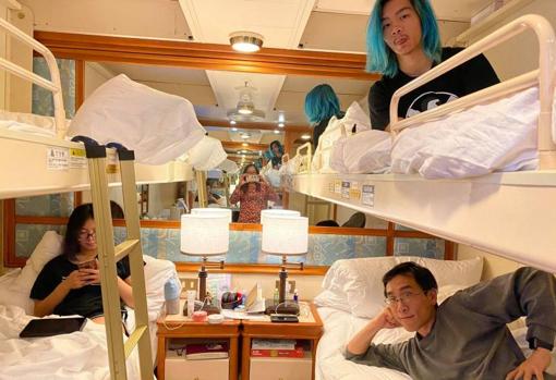 La familia Soh, confinados en su diminuto camarote sin ventanas del buque Diamond Princess