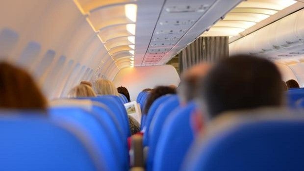 Una pasajera de American Airlines quiere demandar al hombre que golpeó su asiento durante un vuelo