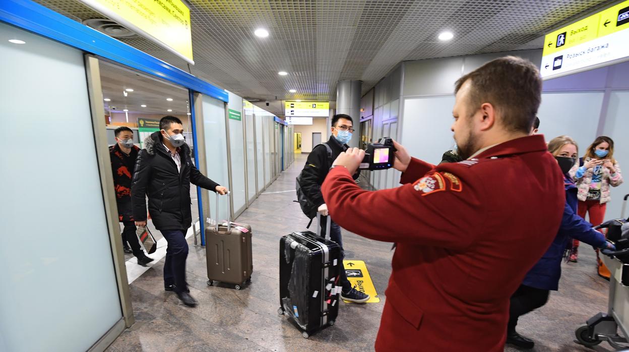 Imagen del mes pasado de varias personas con mascarillas en el aeropuerto de Moscú