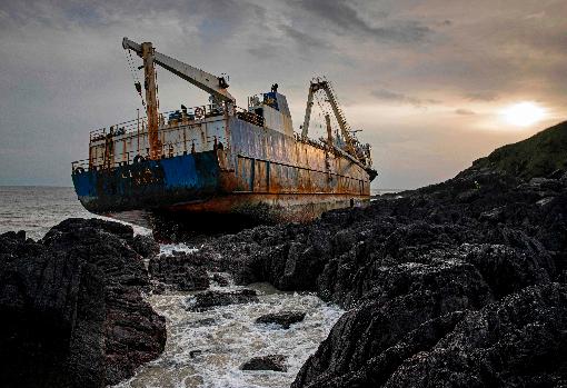 Las impresionantes imágenes del «barco fantasma» que encalló en Irlanda arrastrado por la tormenta Dennis