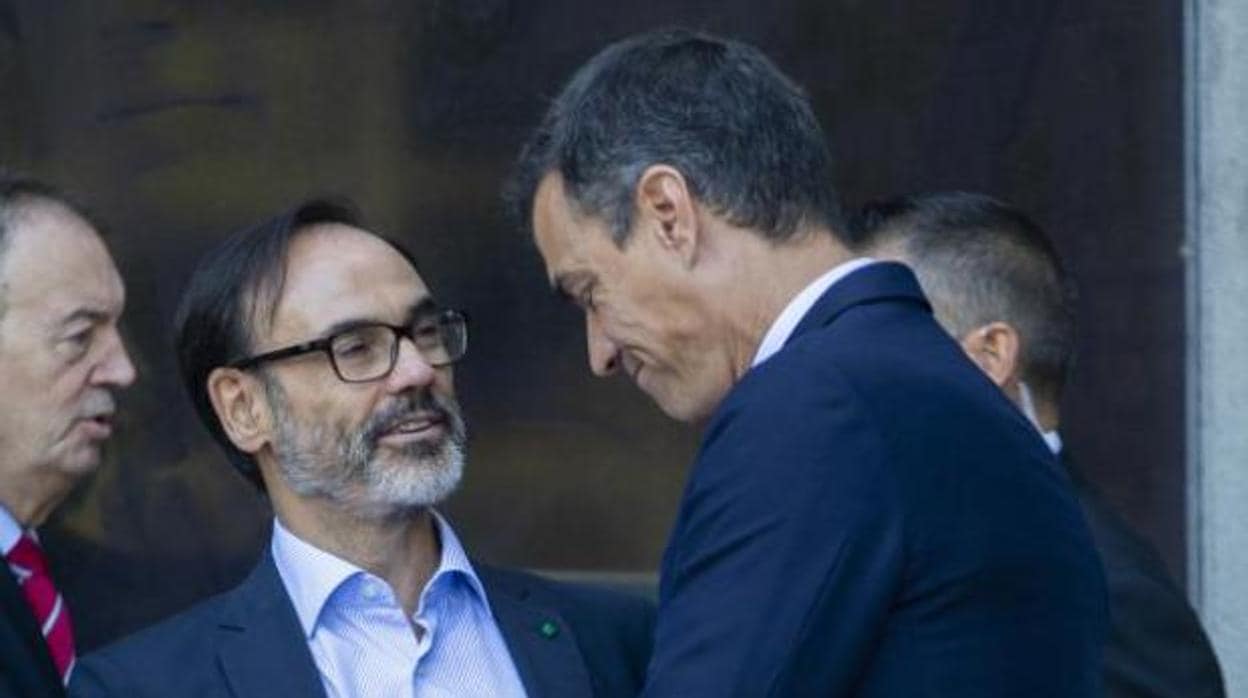 Pedro Sánchez junto a Fernando Garea, a quien destituyó recientemente como presidente de EFE
