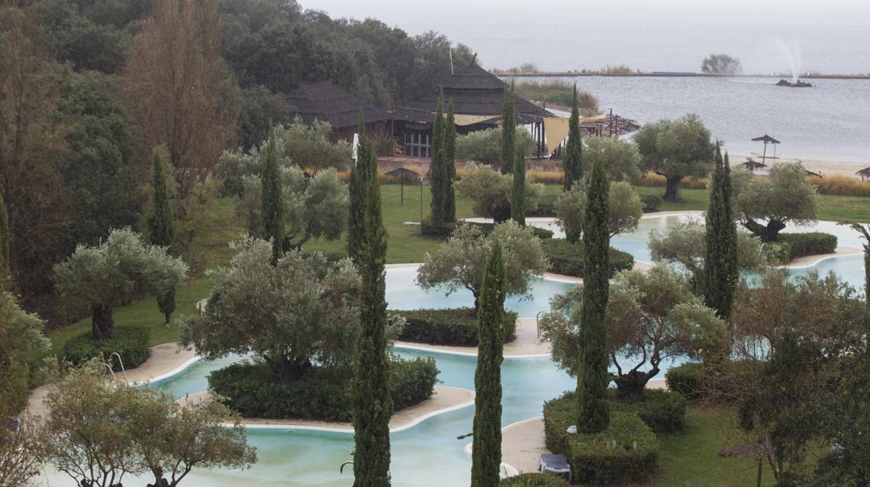 Zona de piscinas en la Isla de Valdecañas