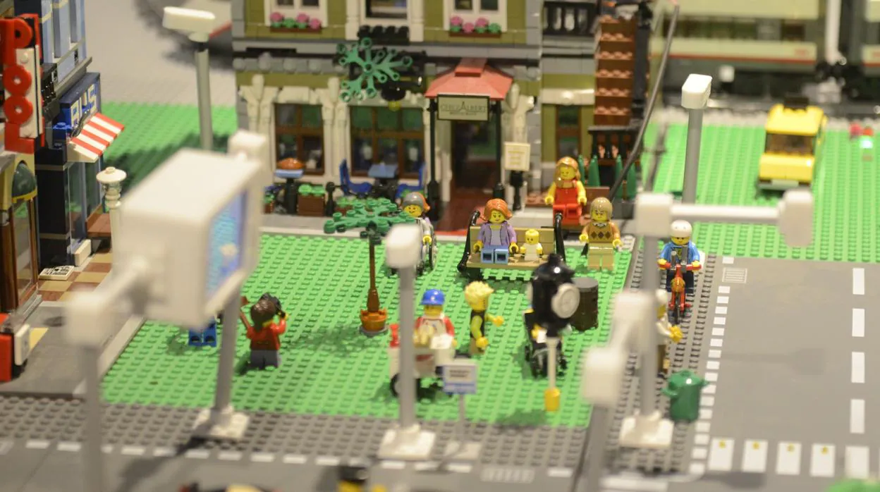 Una ciudad construida con piezas y figuras de Lego