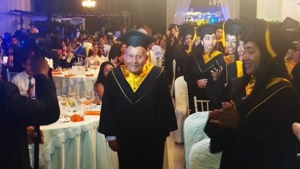 Un peruano se gradúa en la universidad a los 89 años y demuestra a todos que nunca es tarde para estudiar