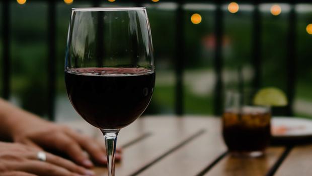 Alerta sanitaria en Bélgica al morir una mujer tras beber un sorbo de vino que contenía éxtasis y MDA