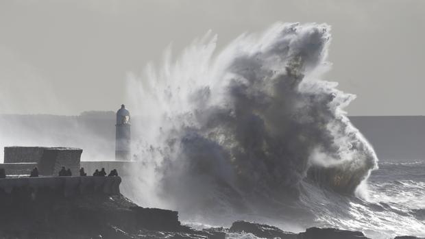 El frente «Jorge» mantiene en aviso naranja o amarillo a nueve autonomías por fenómenos costeros y viento