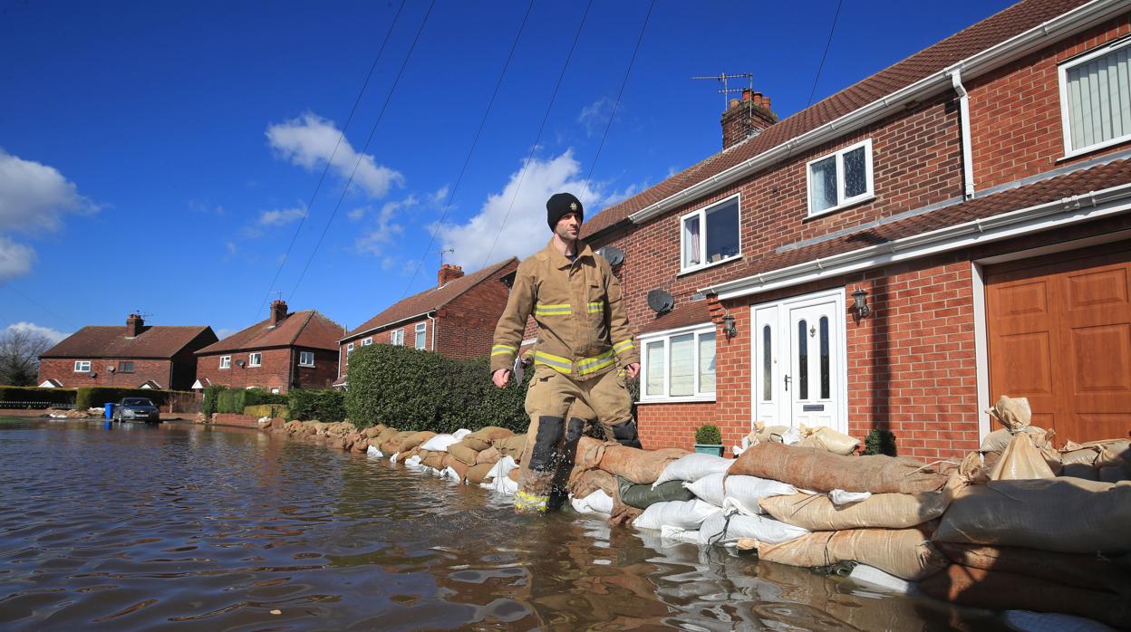 Un bombero protege las casas de las inundaciones en Inglaterra