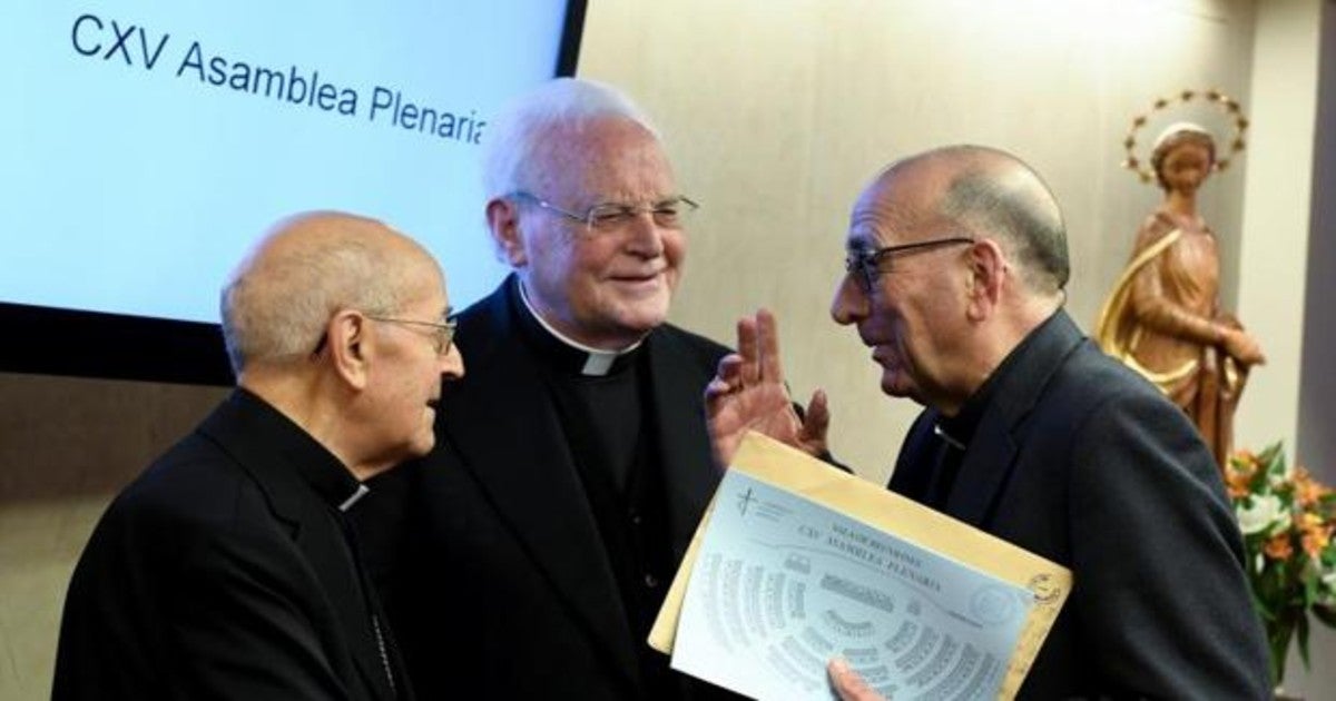 El cardenal Omella junto al Ricardo Blázquez y Carlos Amigo