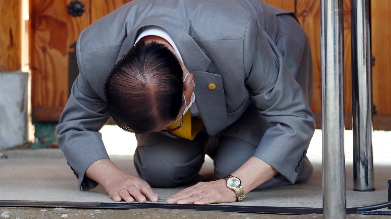 Lee Man-hee hace una reverencia durante la rueda de prensa en Gapyeong