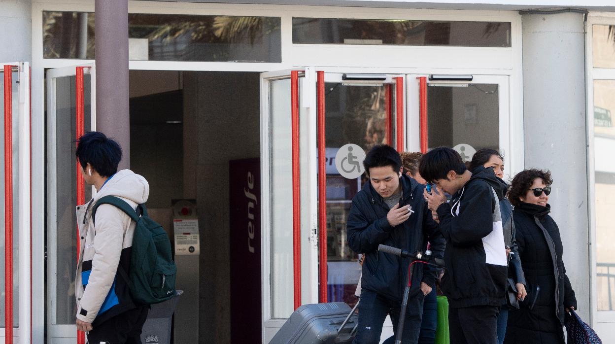 Pasajeros del tren se colocan mascarillas a su llegada a la estación de Torrejón de Ardoz (Madrid)