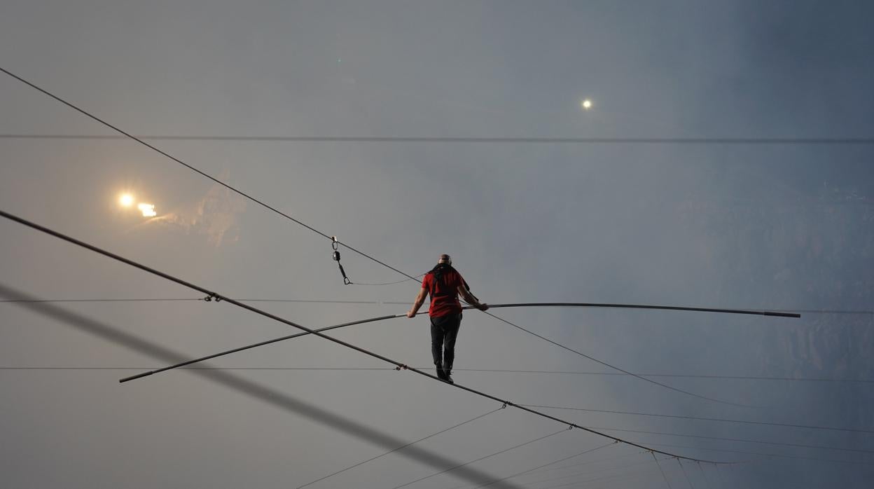 Nik Wallenda cruzando el volcán nicaragüense Masaya