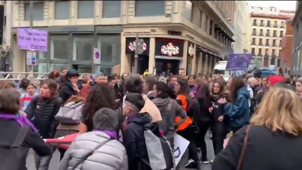 La escisión en el feminismo llega hasta las agresiones físicas