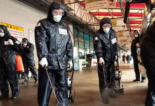 Soldados surcoreanos desinfectan