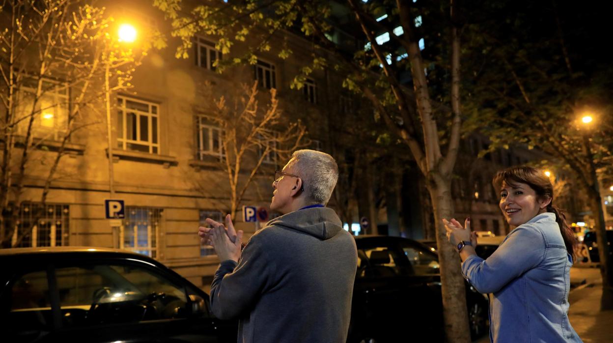 Personas apoyan el aplauso desde los balcones