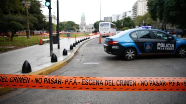 Juzgan a un policía argentino acusado de matar a un hombre ebrio de una patada en el pecho