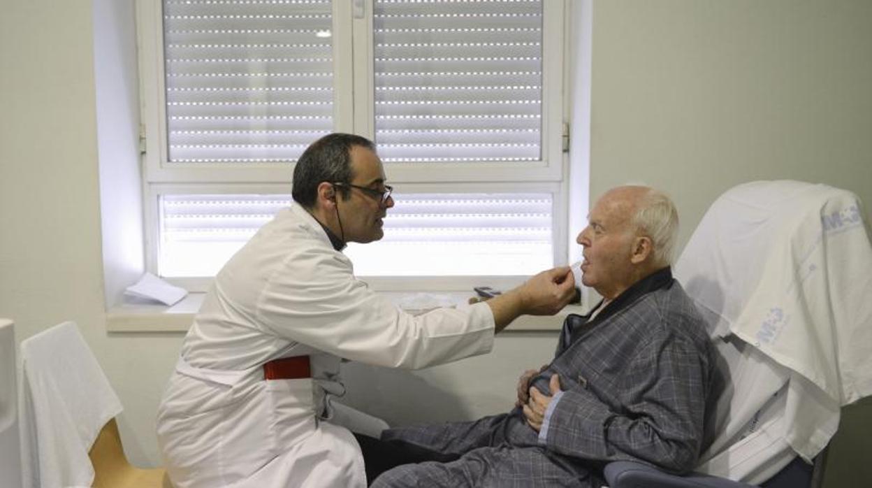 Un capellan en un hospital de Madrid en una imagen de archivo